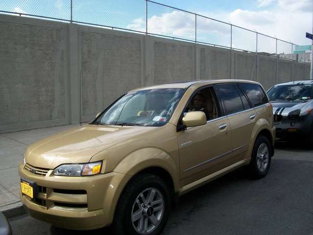 2004 Isuzu Axiom