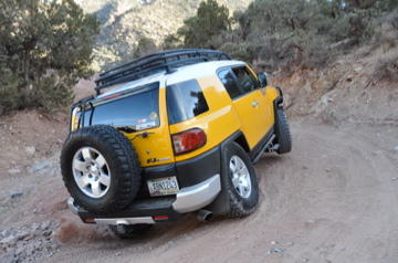 FJ back wheel in a hole, but suspension flex is good! Torques out of it!