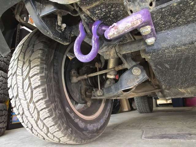 Crosby shackle on front