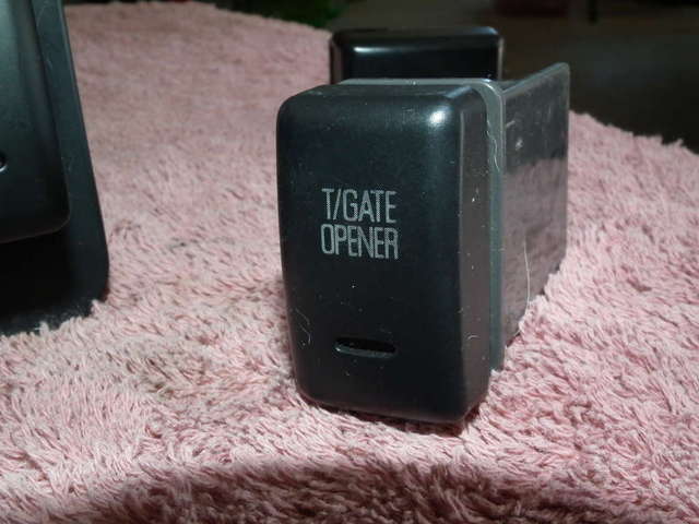 RODEO OEM TAILGATE OPENER SWITCH