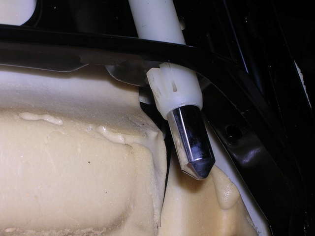 Headrest bottom clip