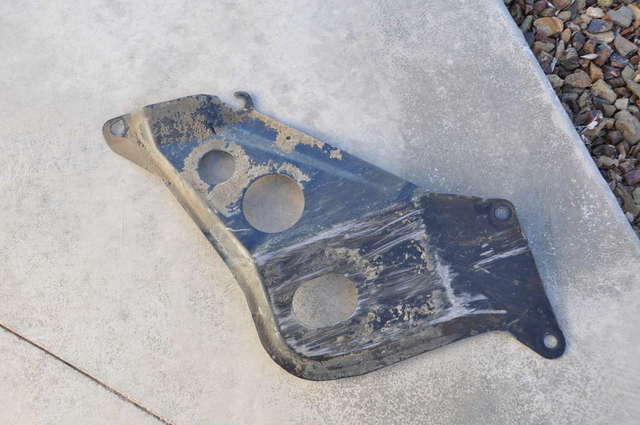 Trooper transfer case skid plate