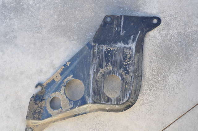 Trooper transfer case skid plate