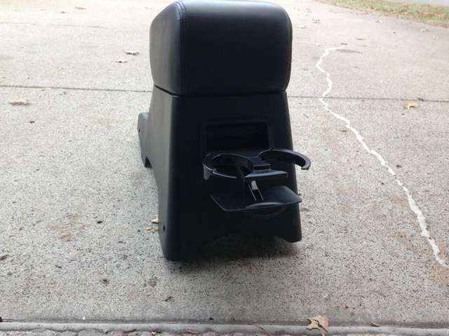 rear_cup_holder_02