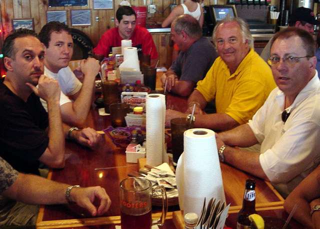 hooters2